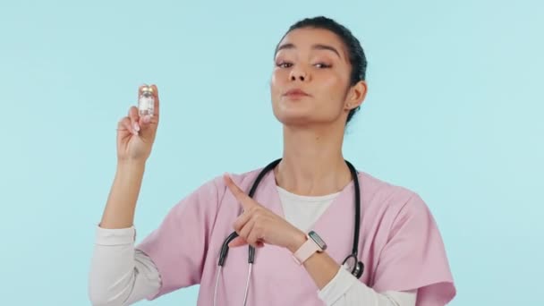 Donna Sta Indicando Flacone Del Vaccino Infermiera Studio Alla Medicina — Video Stock