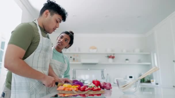 Voedsel Groenten Een Paar Koken Keuken Van Hun Huis Samen — Stockvideo