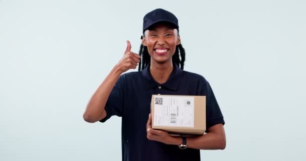 Szczęśliwa Czarna Kobieta Dostawa Pudełko Kciukami Górę Sukcesie Lub Dziękuję — Wideo stockowe