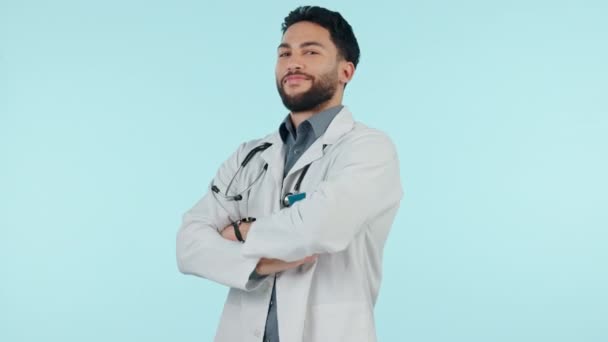 肖像画和一个男人抱着自信 职业自豪感或信任跨入工作室 有脸蛋 有蓝色背景的阿拉伯保健工作者 提供专家咨询和医疗服务 — 图库视频影像