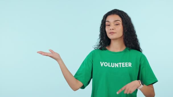 Kvinne Ansikt Hånd Viser Frivillig Reklame Ngo Veldedighetsinformasjon Blå Bakgrunn – stockvideo