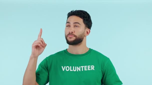 Улыбка Студийный Человек Волонтер Указывающие Некоммерческое Направление Поддержку Области Изменения — стоковое видео