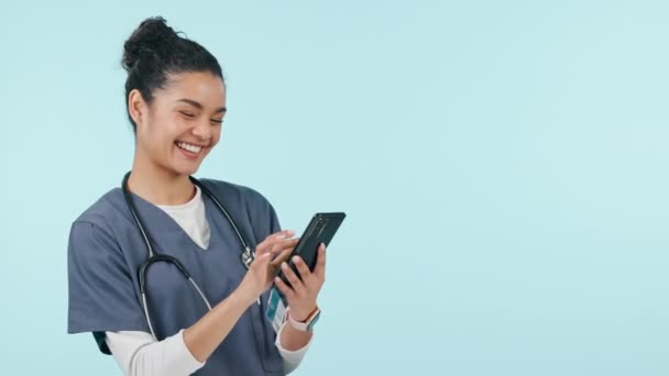 快乐的女人 工作室里的医生和电话 社交媒体的滚动和嘲笑迷因 贴文和模仿 智能手机和医疗专业人员在手机应用程序上的蓝色背景视频流媒体 — 图库视频影像