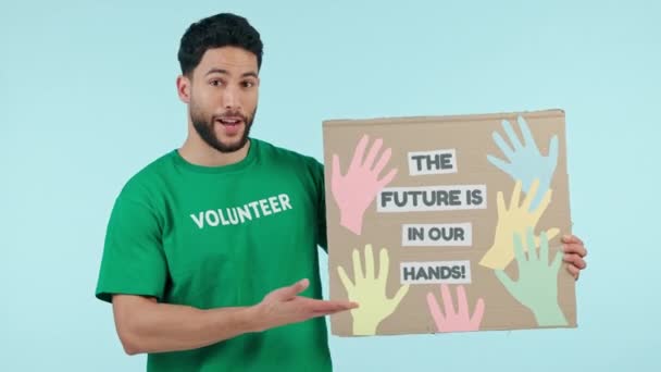 Póster Hombre Estudio Feliz Gesto Voluntario Cartel Activismo Apoyo Alcance — Vídeos de Stock
