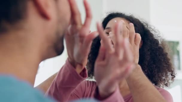 Ríete Crema Facial Pareja Haciendo Cuidado Piel Baño Juntos Para — Vídeos de Stock
