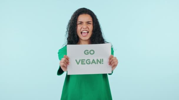 素食主义者和女人的脸与标志 海报和生态友好的饮食动物权利或抗议工作室 气候变化 积极分子或带有蓝色背景广告牌的志愿者画像 — 图库视频影像