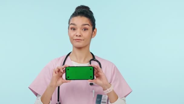 介绍和电话绿色屏幕保健建议 好消息或结果在工作室 女学生或医科学生的脸 蓝色背景的移动模拟或跟踪标记 — 图库视频影像