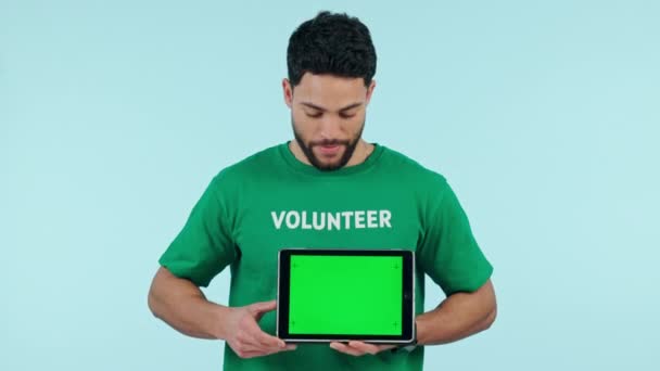 Volunteer Green Screen Man Tablet Mockup Studio While Pointing Website — Stock Video