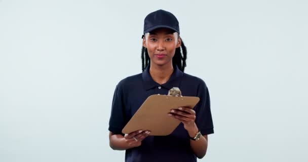 Mutlu Siyah Kadın Imzalanacak Teslimat Dosya Kontrol Listesi Bir Stüdyo — Stok video