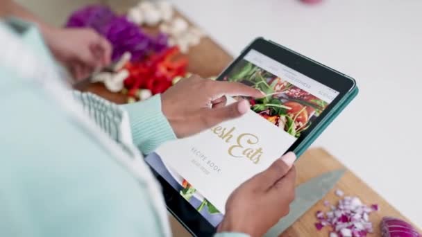 사이트 사람과 가정의 부엌에서 모바일 앱을위한 태블릿 온라인 조리법 디자인 — 비디오