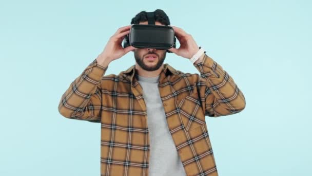 Homme Réalité Virtuelle Lunettes Futuristes Dans Développement Logiciels Test Jeu — Video