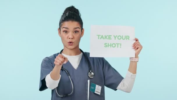 带有蓝色背景的流感疫苗或医疗保健标志的董事会 妇女或医生 面向海报 滴血文字或工作室公告文字的脸 帮助或医务工作者 以获得信息 — 图库视频影像