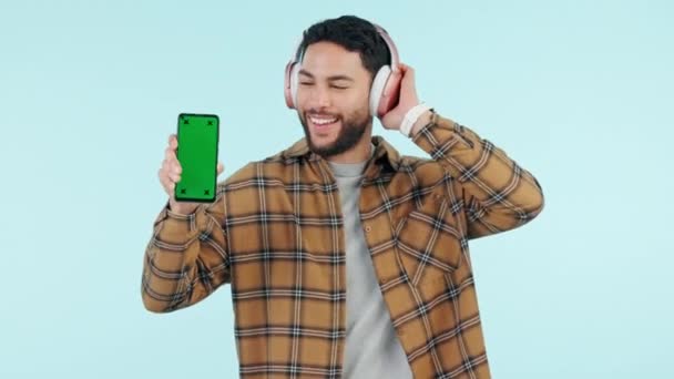 Человек Наушники Зеленый Экран Телефона Музыкального Маркетинга Прослушивание Потокового Приложения — стоковое видео