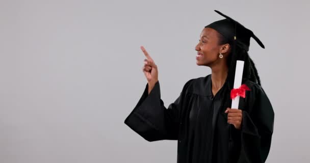 快乐的黑人女性 并指与证书在广告工作室的背景 显示名单 资格或文凭的非洲女性个人 学生或毕业生的画像 — 图库视频影像
