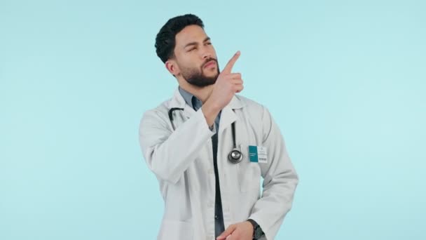 指指点点和一个严肃的男人在工作室的公告 广告或坏的评论 阿拉伯保健工作者在蓝色背景上的手势表示不赞成 选择或消极反馈 — 图库视频影像