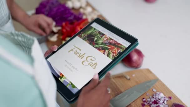 Tablet Mãos Rolagem Receita Line Site Alimentos Para Cozinhar Aplicativo — Vídeo de Stock