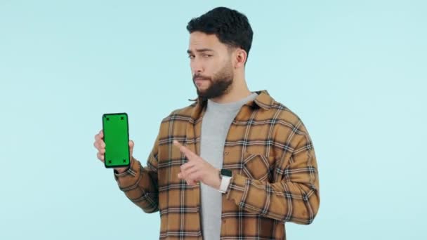 Чоловік Зелений Екран Телефону Неправильне Рішення Попередження Помилка Соціальних Мережах — стокове відео