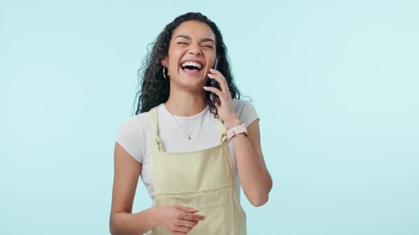 Vrouw Lach Telefoongesprek Communicatie Studio Voor Discussie Gesprek Mobiel Contact — Stockvideo