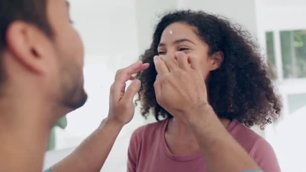 Amor Crema Facial Pareja Haciendo Cuidado Piel Baño Juntos Para — Vídeos de Stock