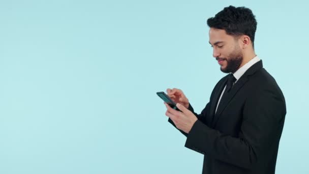 Gelukkige Zakenman Telefoon Typen Mockup Ruimte Sociale Media Tegen Een — Stockvideo