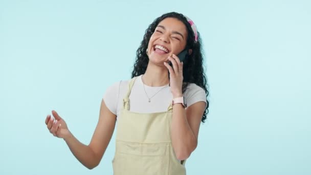 Женщина Смех Телефонный Звонок Студии Смартфоном Связи Разговора Мобильного Контакта — стоковое видео