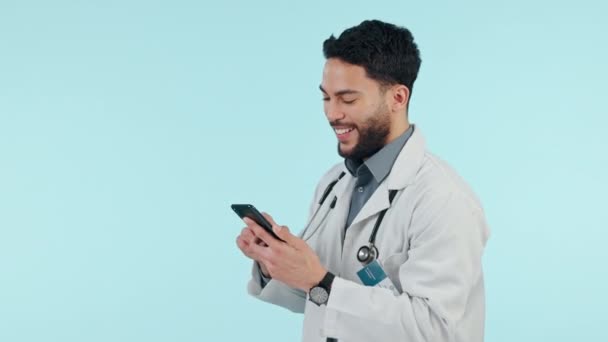 电话或工作室里的快乐男人 用于交流 社交媒体或电子邮件 阿拉伯保健工作者和智能手机 蓝色背景 用于远程保健咨询 网络滚动或搜索 — 图库视频影像