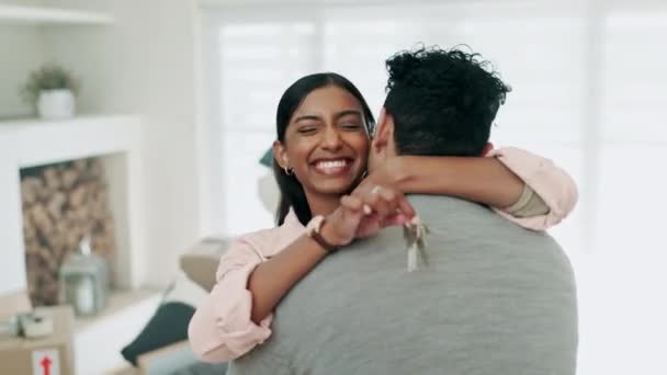 Chaves Abraços Casal Celebram Uma Nova Casa Morando Juntos Alugando — Vídeo de Stock