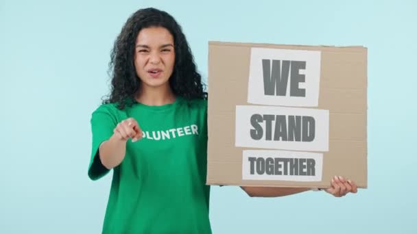 Plakat Protest Für Einheit Oder Wandel Und Eine Frau Atelier — Stockvideo