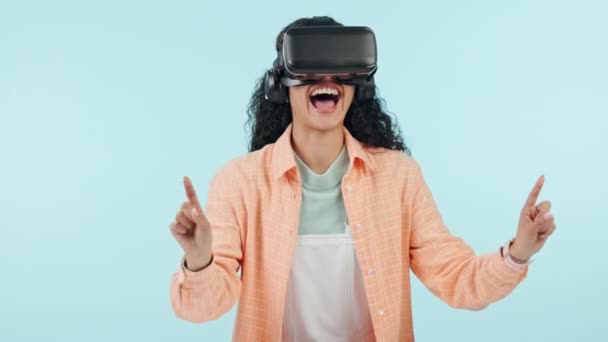 Vrouw Virtual Reality Bril Voor Futuristisch Learning Software Gebruikerservaring Blauwe — Stockvideo