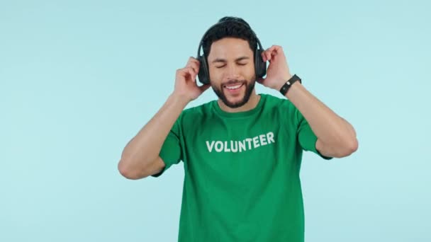 Dance Music Homem Voluntário Feliz Para Fundação Sem Fins Lucrativos — Vídeo de Stock
