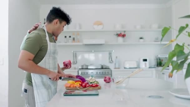 Kärlek Grönsaker Och Ett Par Matlagning Köket Sitt Hem Tillsammans — Stockvideo