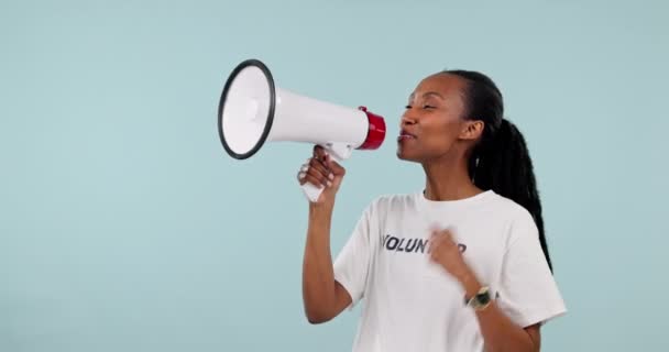 扩音器和在演播室为抗议 支持和行动呼吁 志愿服务和非政府组织发言 在蓝色背景下 年轻志愿者或非洲人的声音 言语和变革的力量 — 图库视频影像