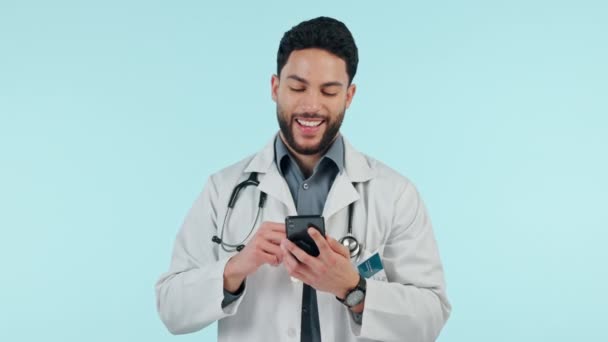 Médico Teléfono Hombre Escribiendo Estudio Para Comunicación Redes Sociales Correo — Vídeos de Stock