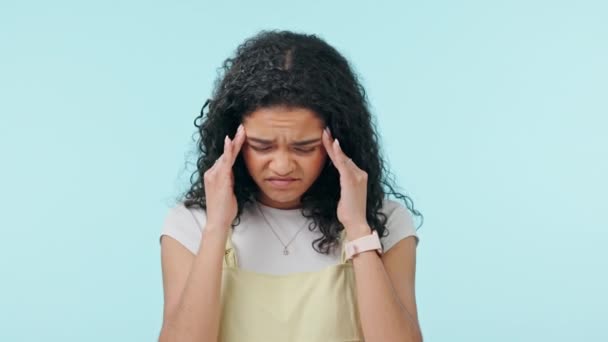Kadın Stüdyoda Stres Baş Ağrısı Depresyon Baş Dönmesi Mavi Arka — Stok video