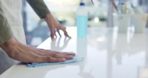 Kobieta Ręce Stół Sprzątanie Sprzątania Higieny Kurz Meble Czyściciel Dozorca — Wideo stockowe