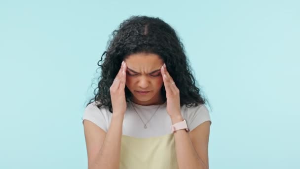 Kadın Baş Ağrısı Anksiyete Zihinsel Sağlık Masaj Tapınağı Mavi Arka — Stok video