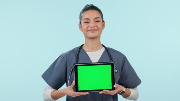 ハッピーな女性 看護師 タブレットは スタジオのバックグラウンドに対してモックアップで広告で緑色の画面を表示します テクノロジー アプリ ディスプレイを持つ女性 医師または医療従事者の肖像画 — ストック動画