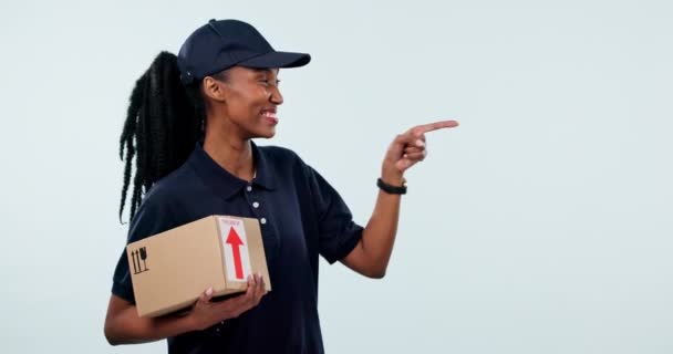 送货箱 快乐的黑人女人和指向物流空间 嘲笑工作室新闻或零售航运商业广告 蓝色背景的广告肖像 纸板包装分销或供应链 — 图库视频影像