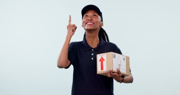 Коробка Доставки Студія Чорна Жінка Вказує Оголошення Логістики Новини Доставки — стокове відео
