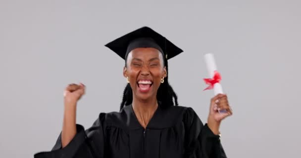 兴奋的黑人女性 毕业和庆祝与证书 文凭或赢得了工作室背景 具有成功学位的快乐的非洲女性的画像 — 图库视频影像