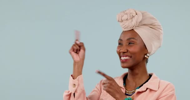 非洲女人 肖像画和指向演播室的公告 广告和微笑 戴头巾的黑人女性的脸和蓝色背景的手势 用于演示和促销 — 图库视频影像
