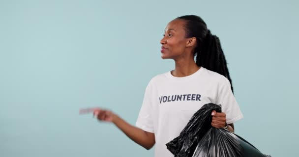 プラスチックバッグ 黒い女性ポイントまたはボランティアの親指は ゴミのクリーニング契約 気候変動フィードバックまたはリサイクルのためにアップします スタジオモックアップスペース Ngo投票 またはブルーバックグラウンドの非営利の肖像人 — ストック動画