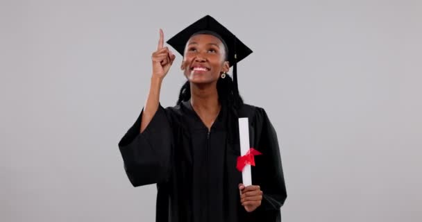 Absolwenci Kobieta Student Wskazujący Edukacji Koledżu Lub Prezentacji Uniwersyteckiej Białym — Wideo stockowe