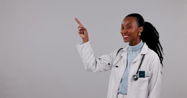 Czarna Kobieta Lekarz Wskazujący Makietę Reklamie Tle Studia Portret Szczęśliwej — Wideo stockowe