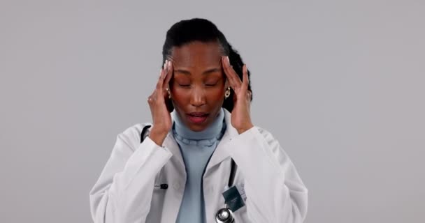 Γυναίκα Γιατρός Και Πονοκέφαλος Άγχος Για Αποτελέσματα Της Υγειονομικής Περίθαλψης — Αρχείο Βίντεο