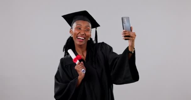 快乐的黑人妇女 毕业和自拍与证书庆祝在工作室的背景 非洲女性个人 学生或毕业生对摄影 文凭或学位的成功微笑 — 图库视频影像