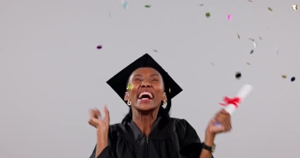 Κομφετί Γιορτή Και Γυναίκα Αποφοίτηση Και Επιτυχία Εκδήλωση Εκπαιδευτικά Επιτεύγματα — Αρχείο Βίντεο