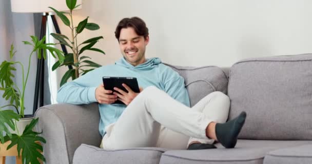 Hombre Escribiendo Relajarse Con Tableta Sofá Para Ver Películas Buscar — Vídeo de stock