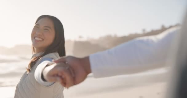 Paar Händchen Haltend Und Gemeinsam Strand Spazierend Für Einen Unterhaltsamen — Stockvideo
