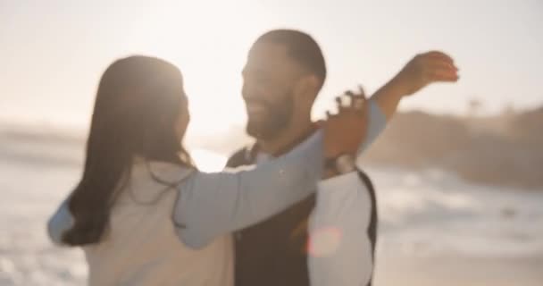 爱和夫妻拥抱在沙滩上 一起关心 自由地生活在大自然中 在迈阿密的海上旅行 庆祝或浪漫的时候 男人们在海上拥抱女人 — 图库视频影像